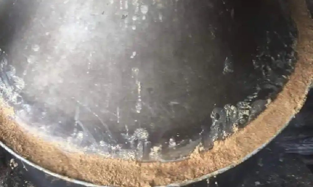 Sellar el borde de la tapa de la olla con salvado