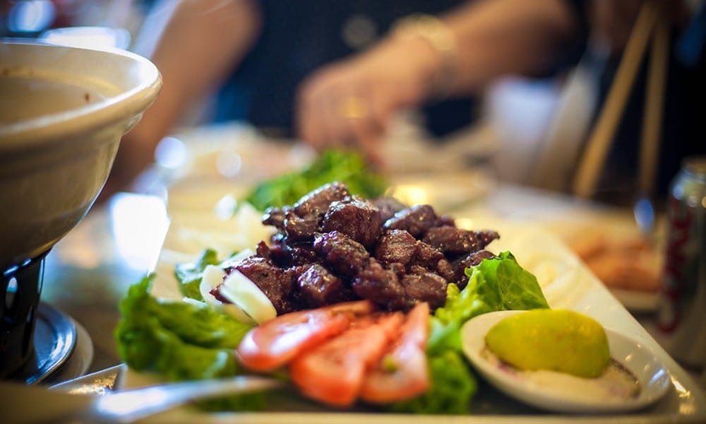 lok lak de ternera con salsa